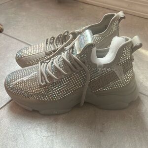 New without box. Never worn really cute just didn’t fit